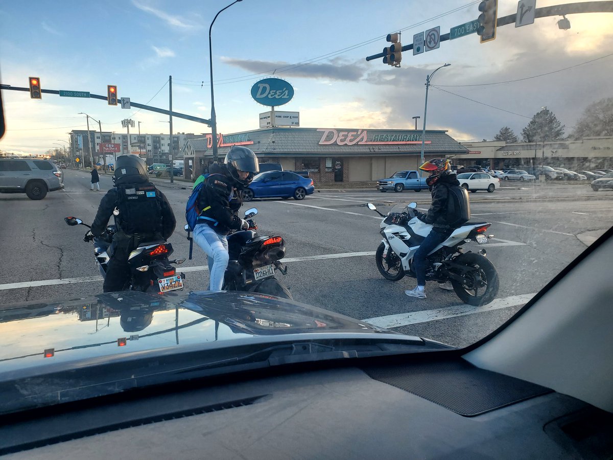 fmpdmb's tweet photo. @SpencerJCox How is it legal for motorcycle riders cut in between traffic and pull up into the crosswalk? Whatever law was changed a few years ago was a step back IMO. https://t.co/QQMnb0405O