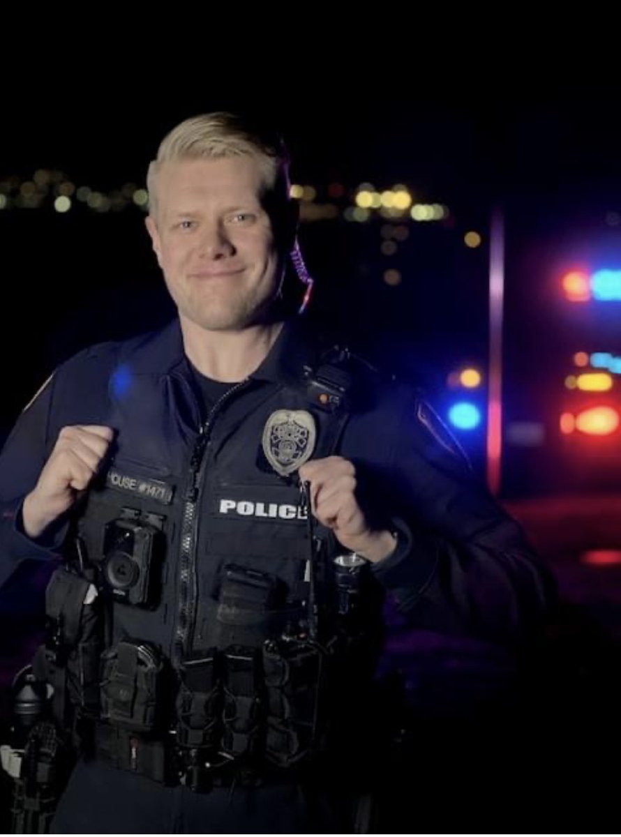 hanamkim's tweet photo. Glad to hear that @EverettPolice Officer Chad House was discharged from the hospital today. He was shot in the head by a robbery suspect just yesterday. Amazing survival story and I hope it continues to be a fast recovery. #FOX13Seattle #policeofficers #lineofduty #dangerousjob https://t.co/RQ9qyPqAgI