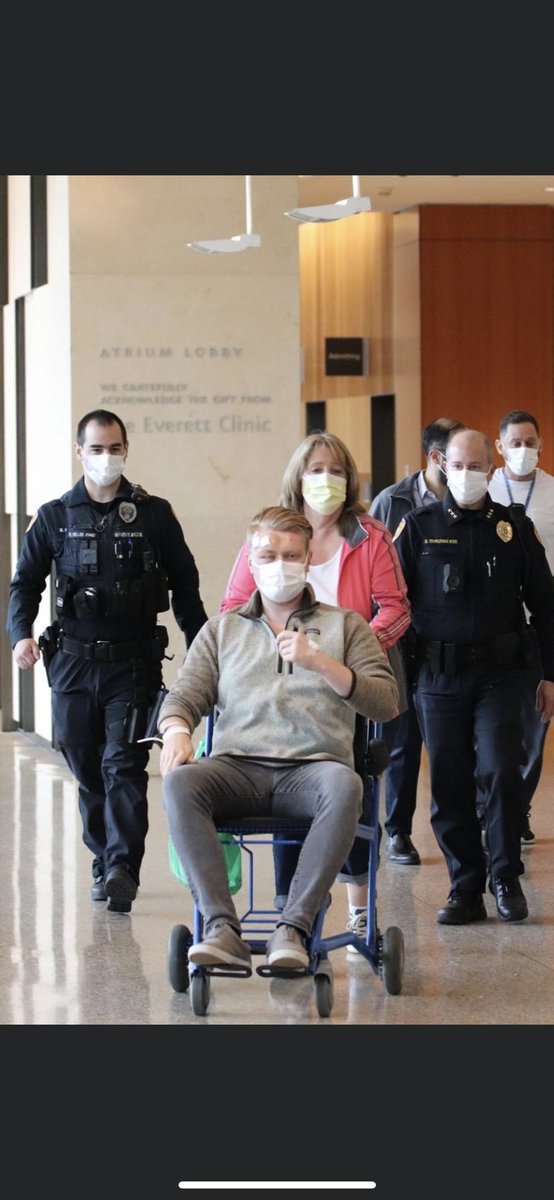 hanamkim's tweet photo. Glad to hear that @EverettPolice Officer Chad House was discharged from the hospital today. He was shot in the head by a robbery suspect just yesterday. Amazing survival story and I hope it continues to be a fast recovery. #FOX13Seattle #policeofficers #lineofduty #dangerousjob https://t.co/RQ9qyPqAgI