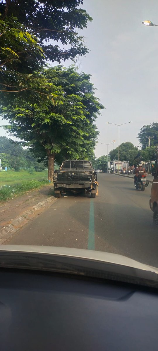 RadioElshinta's tweet photo. 07.13: Situasi di Kalimalang, Bekasi tepatnya di depan SMKN Bekasi ada mobil terparkir di pinggir jalan nopol B 9058 KTA sudah hampir kurang lebih 2 minggu, samapi saat ini belum diketahui pemiliknya.
@TMCPoldaMetro 
@NTMCLantasPolri 
#SimakElshinta https://t.co/FslW96EDri