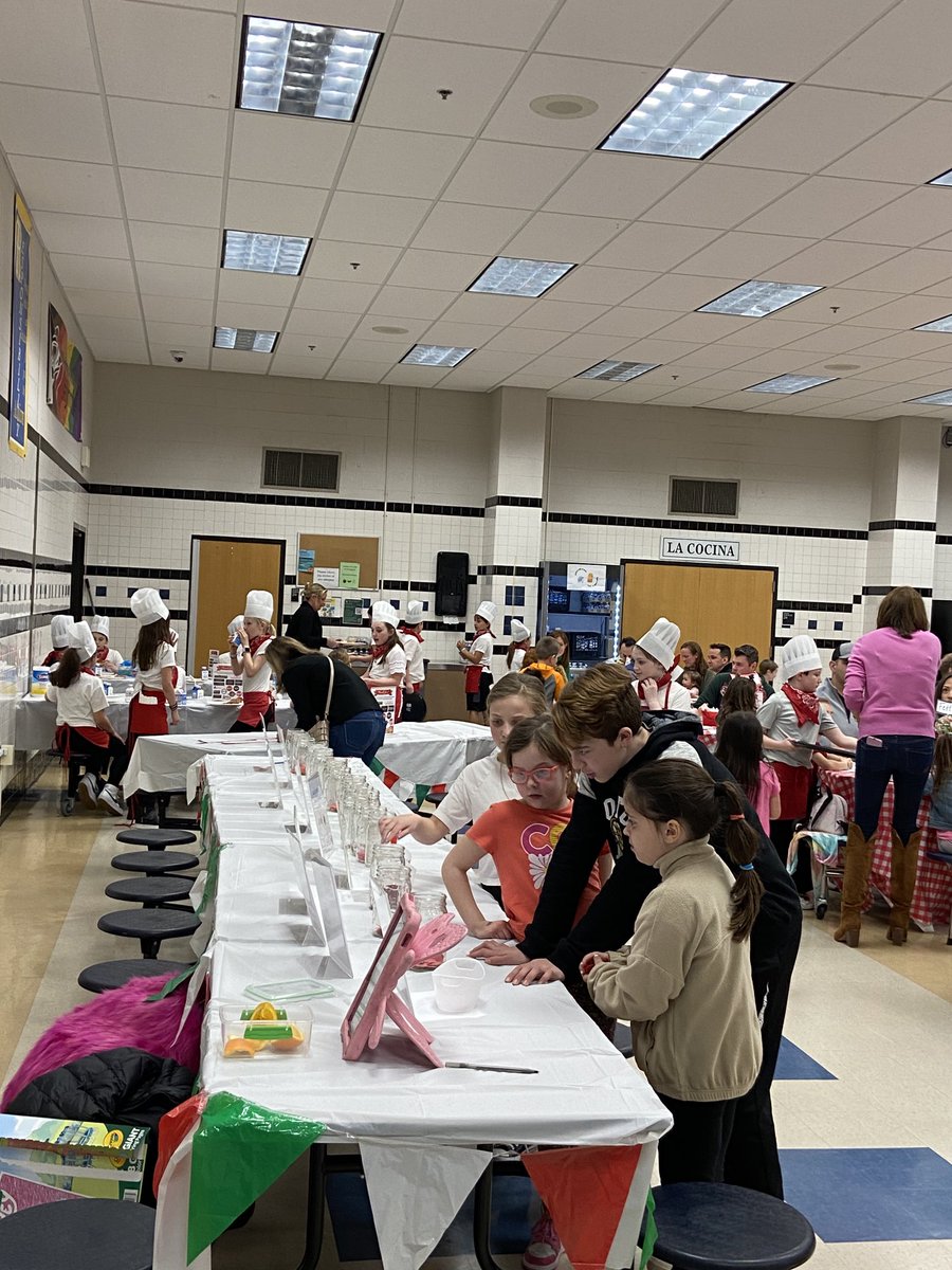 CroninSummerSt's tweet photo. PizzaPalooza - a full house with fantastic 4th grade hospitality! ⁦@summerstreetpto⁩ ⁦@4KinneySSS⁩ ⁦@liakoulalis⁩ https://t.co/wBMZf0PR0U