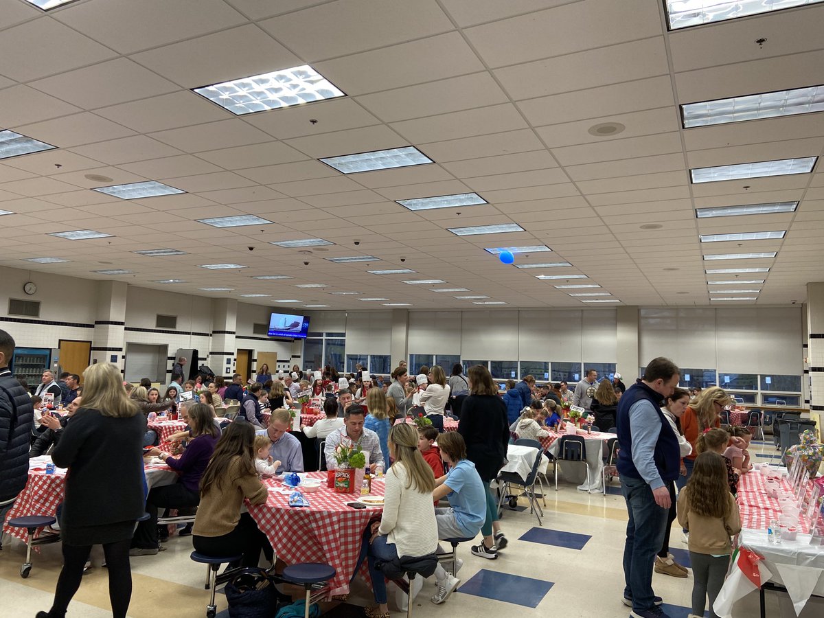 CroninSummerSt's tweet photo. PizzaPalooza - a full house with fantastic 4th grade hospitality! ⁦@summerstreetpto⁩ ⁦@4KinneySSS⁩ ⁦@liakoulalis⁩ https://t.co/wBMZf0PR0U