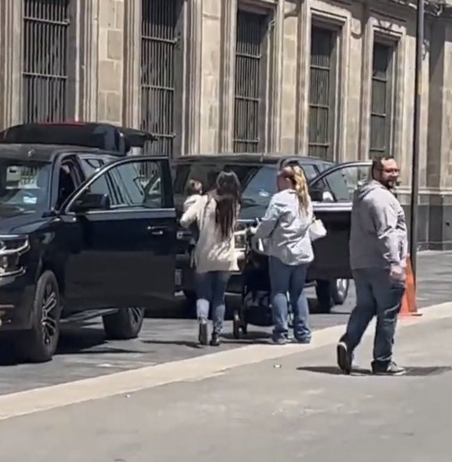 lopezdoriga's tweet photo. Llegando al palacio presidencial. https://t.co/mmGSae6SOB