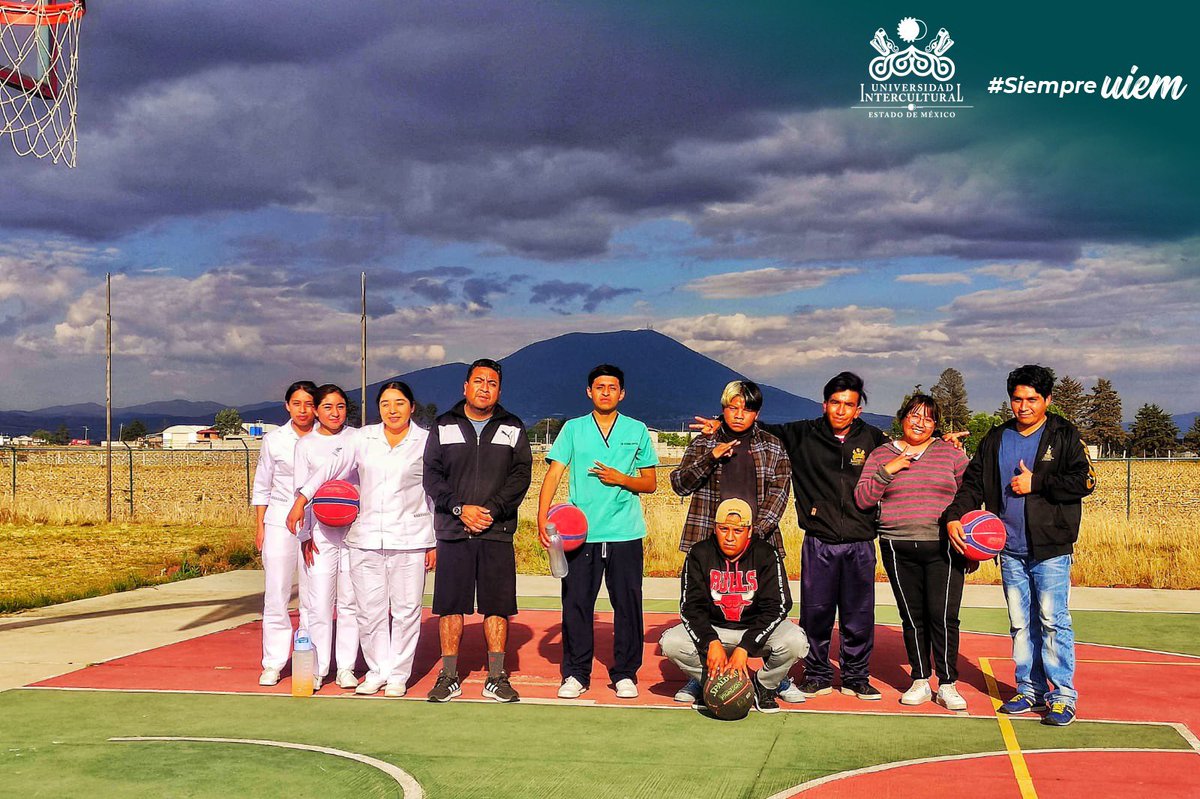 UIEMOficial's tweet photo. Estudiantes de la licenciatura en #Enfermeria ⚕️, #ArteyDiseño 🎨 y #DesarrolloSustentable🌱 participaron en la primer sesión de trabajo del Taller de Básquetbol, actividad a cargo del Mtro. Israel Cárdenas. #OrgulloUIEM 
💚 https://t.co/nYB31xT9gb