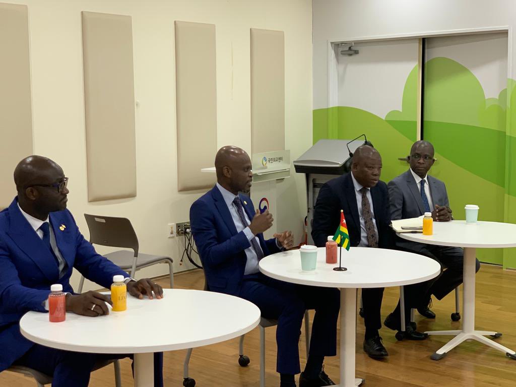 rdussey's tweet photo. The meeting I had with representatives of Togolese Diaspora in the Republic of Korea was an opportunity for information and fraternal discussion around the values of work, respect for the laws and regulations of the host country and love of the fatherland. #diaspora #HCTE https://t.co/IYp5Nq75Sl