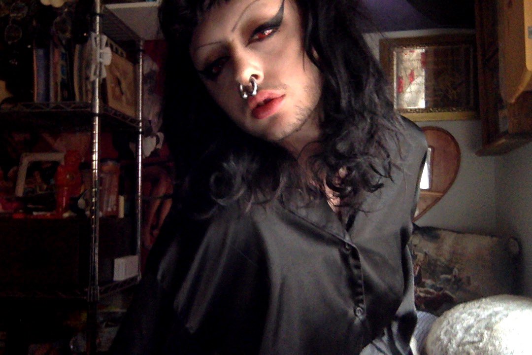 vindictivehound's tweet image. I’ll save u all my kisses