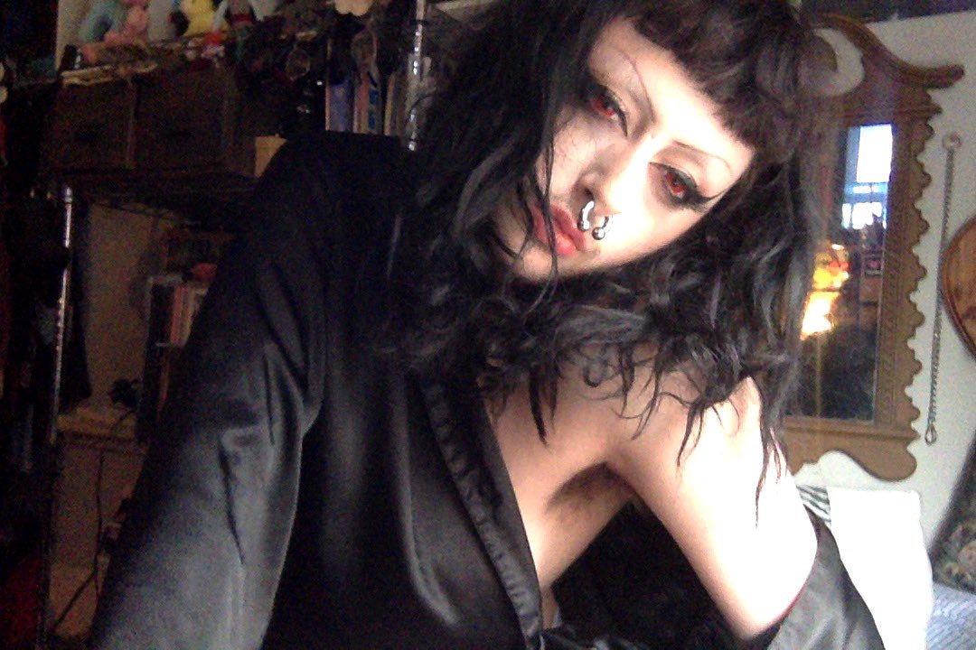 vindictivehound's tweet image. I’ll save u all my kisses