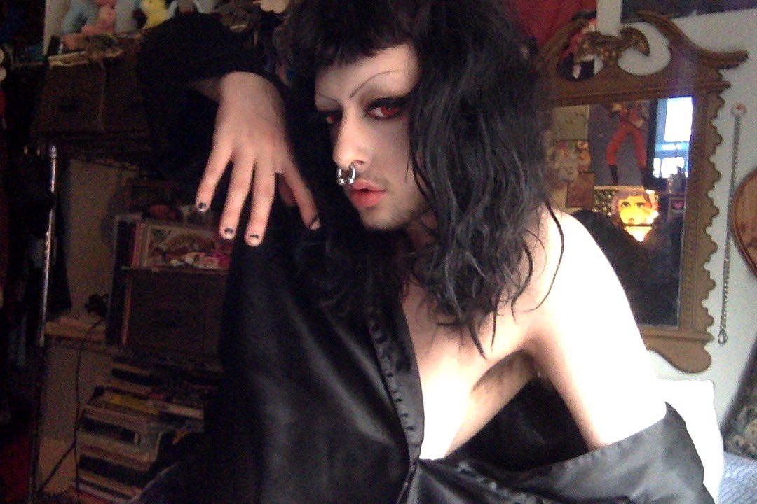 vindictivehound's tweet image. I’ll save u all my kisses