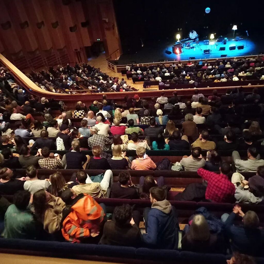 It's a full house at the @barbicancentre tonight for <a href="/lisaoneillmusic/">Lisa O'Neill Music</a>! Lisa and her band were brilliant! #lisaoneill #satinthegods instagr.am/p/CqJmvA-K15G/