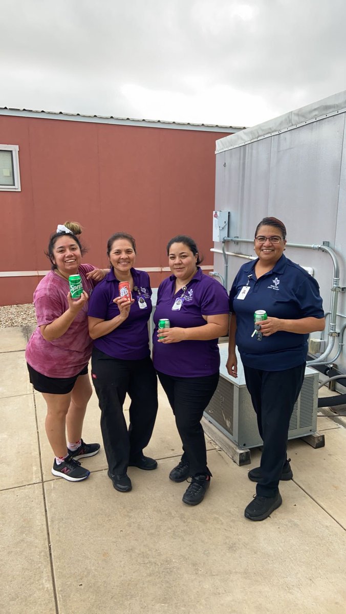 SMCISD_CN_DEPT's tweet photo. Travis café team, warehouse manager Gilbert &amp; CN Director Melba @melperez25 definitely showed up this evening! This is teamwork when your kitchen freezer breaks down and your staff comes back to work to move it all out. True demonstration of strong togetherness 💜 #SanMarcosCISD https://t.co/NkR4OjNKlg