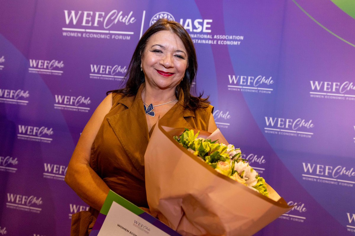 Agradecida del reconocimiento como servidora pública, con trabajo contra la brecha de género, que me entregaron las mujeres de Women Economic Forum. Todas valientes, empoderadas e inclusivas! @WomenEcoForum 💜💪🏽🦋