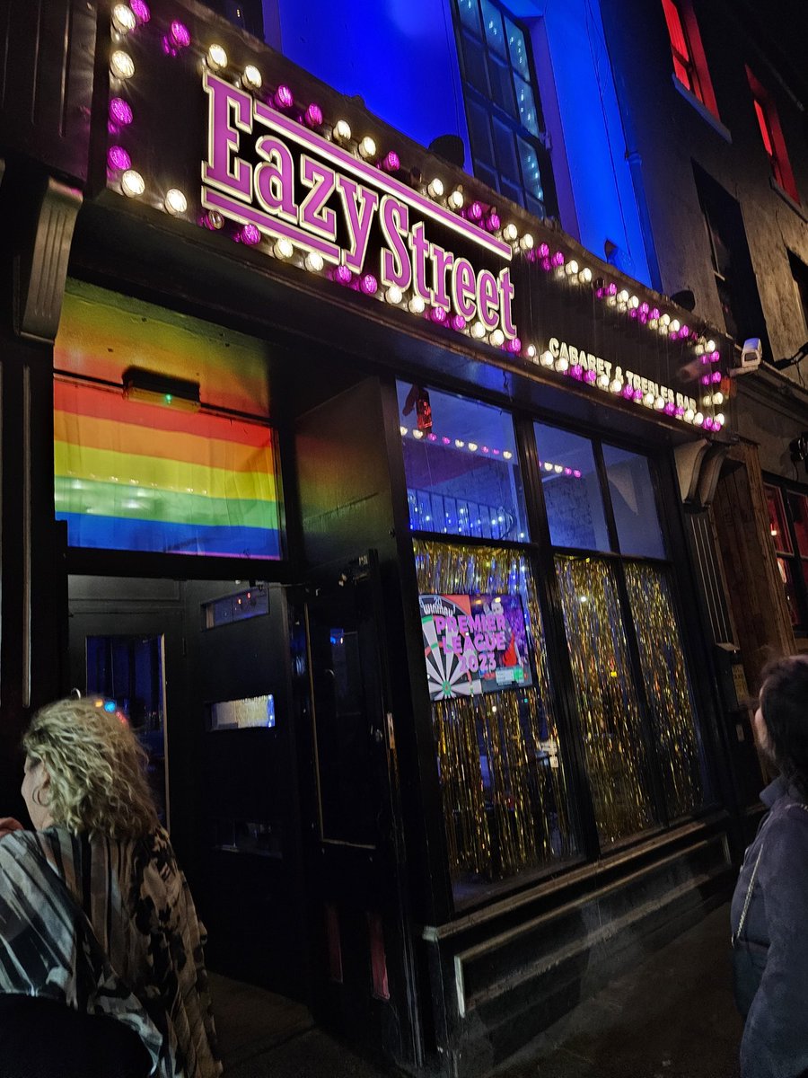 NEWCASTLECITYU1's tweet image. Welcome to bar 243 Eazy Street I think it's open because of the Darts. VKs all over the shop. You scene the whole of the.moon. 7.60 two vks. #allthebars #vinadloo plays #F4F #England #nufc