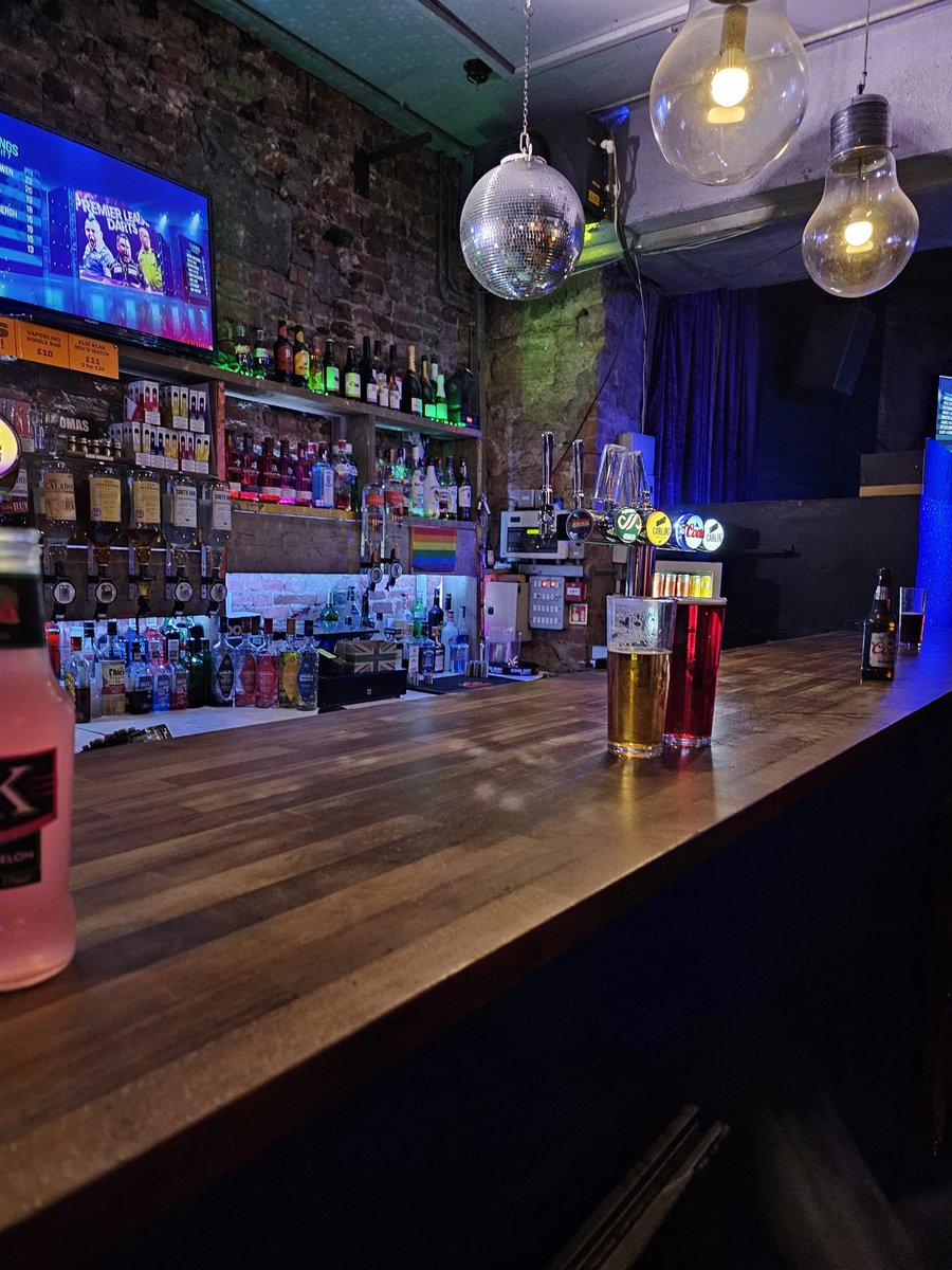 NEWCASTLECITYU1's tweet image. Welcome to bar 243 Eazy Street I think it's open because of the Darts. VKs all over the shop. You scene the whole of the.moon. 7.60 two vks. #allthebars #vinadloo plays #F4F #England #nufc