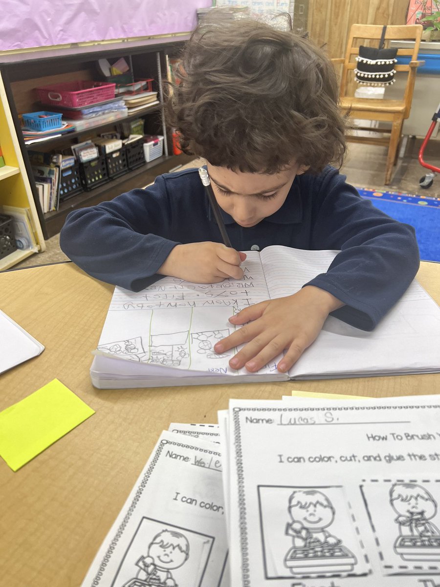 MrsStivale's tweet image. Look at my Kinders working hard on their “How To” writing!! #howtomakepasta #howtobuytoys #howtobuyfood @S7_Belleville @hellomisschip