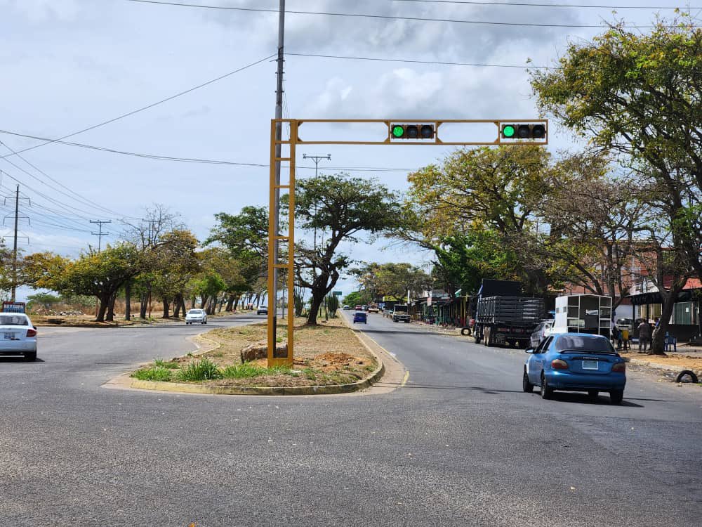 #CuidaLosEspaciosQueHemosRecuperadoParaTi  Aquí estamos activando nuevos semáforos para garantizar seguridad vial al pueblo, gracias al alcalde <a href="/OviedoPSUV/">Tito Oviedo</a> que ha orientado brindar servicios óptimos a la ciudadanía. #ElTrabajoNoLoParaNadie