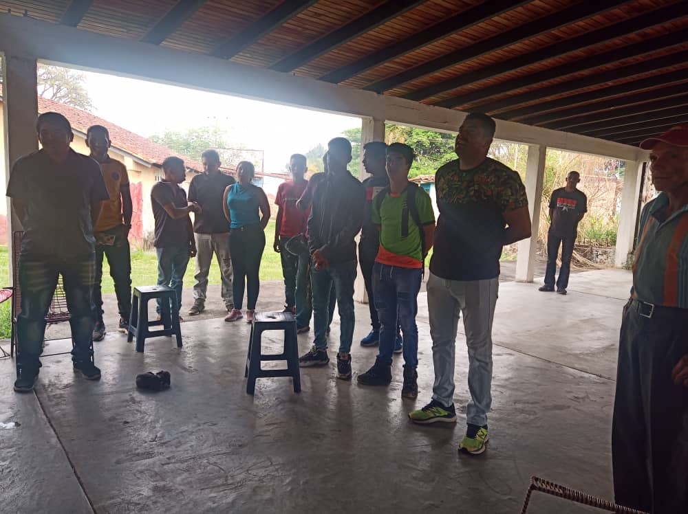 BolivarBnas_MRT's tweet photo. MRT Bolivar-Barinas en reunión de organización, caracterización y  planificación  de nuestra militancia con el acompañamiento de la dirección regional. Como dijo William B."Seguiremos resistiendo, renaciendo,revolucionando y radicalizando" #NiCorrupcionNiPrivatización https://t.co/LfB4s0cfaU