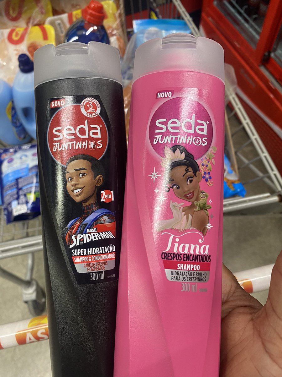 SirLucasMatheus's tweet photo. Cá estou no mercado e me deparo com essa linha voltada para cabelos crespos e público infantil 

Sinceramente a criança que habita em mim gritou e levou os dois @SedaOficial  obrigado 🤧🥰 https://t.co/aNA0OVP7jD