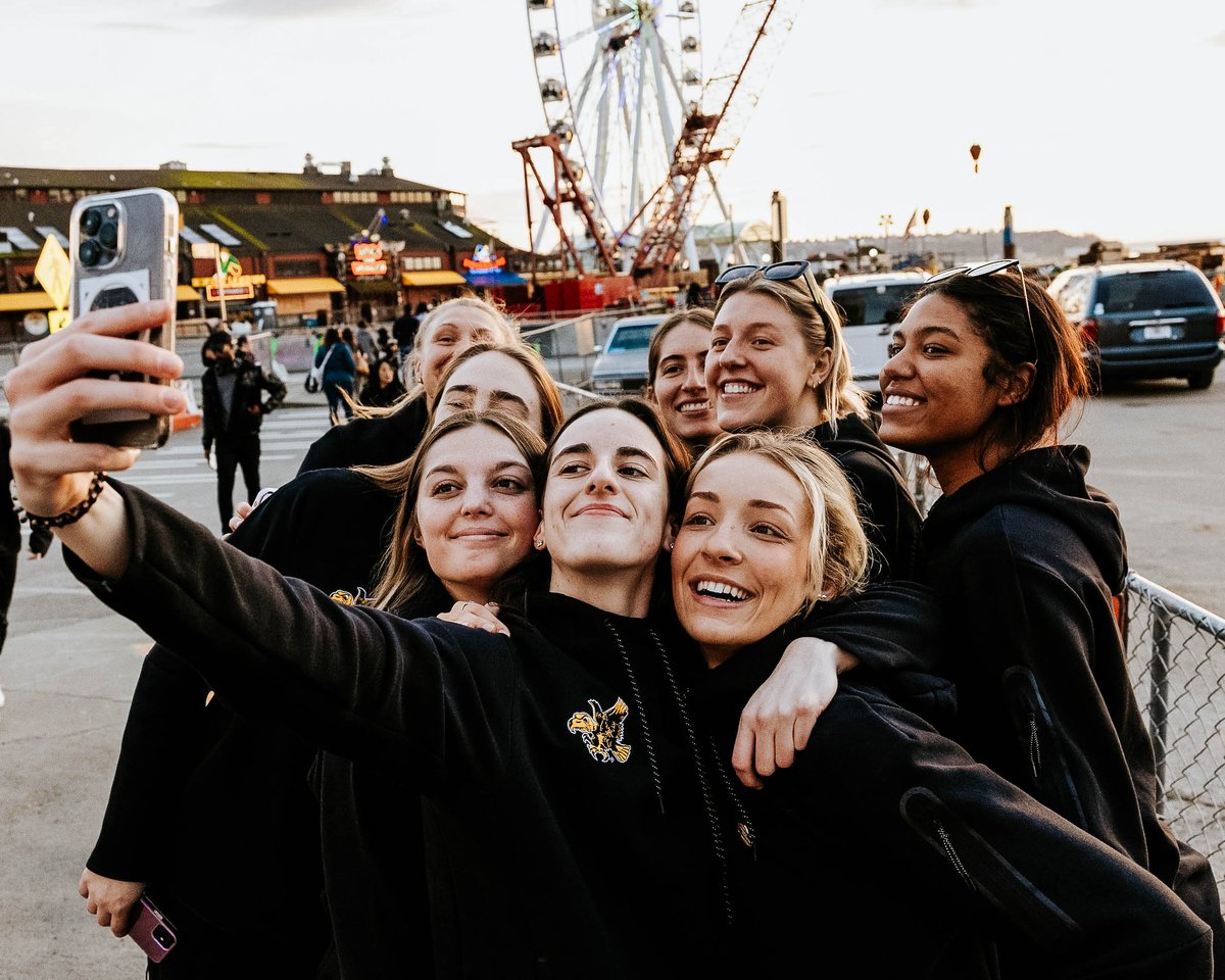 IowaWBB's tweet photo. Selfies in Seattle 📸

#Hawkeyes https://t.co/RfRTtyIXqa