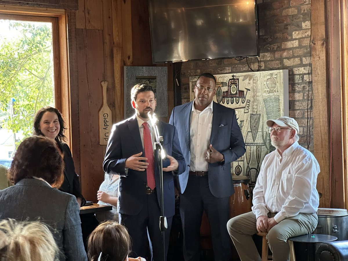 EdwinLoeffler's tweet photo. Great day with @att this crew was out providing information about how @att is helping to close the digital divide with @UnitedWaySELA  &amp; providing #kentwoodlouisiana &amp; #washingtonparish exciting news about fiber builds. @DemetrusHayes1 @wearethegulf @theeastregion https://t.co/nUTKfNGGGy