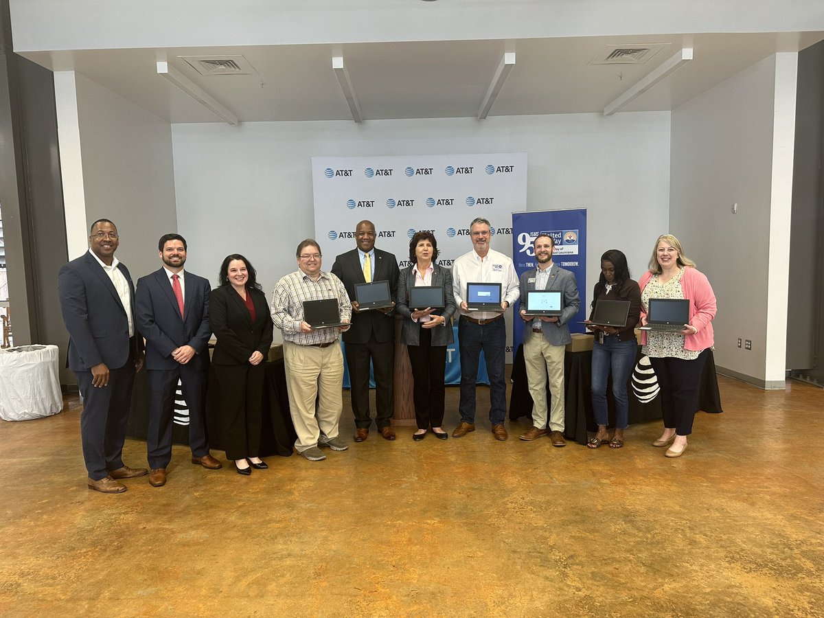 EdwinLoeffler's tweet photo. Great day with @att this crew was out providing information about how @att is helping to close the digital divide with @UnitedWaySELA  &amp; providing #kentwoodlouisiana &amp; #washingtonparish exciting news about fiber builds. @DemetrusHayes1 @wearethegulf @theeastregion https://t.co/nUTKfNGGGy