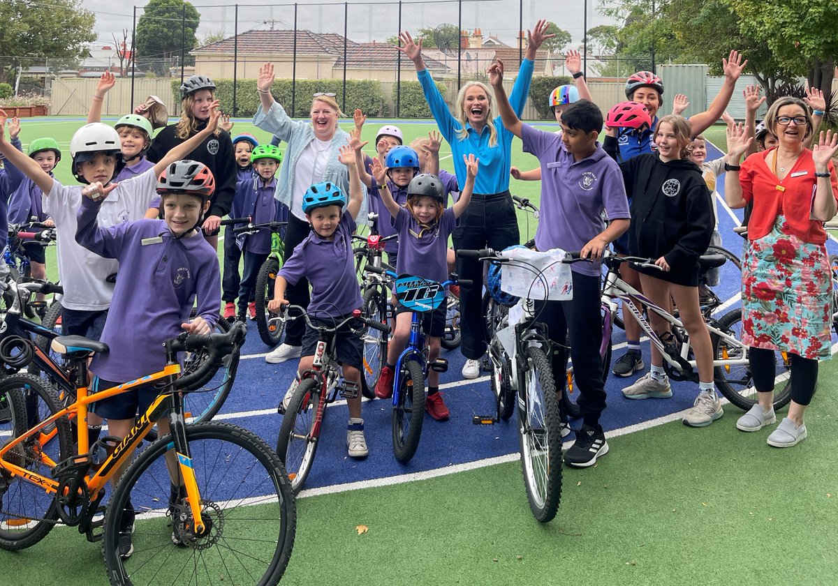 NatHutchins's tweet photo. At Ascot Vale Primary School to celebrate Ride2School Day. More than 350,000 students across Australia are riding, walking, scooting or skating to and from school today @Bicycle_Network
#Ride2School #Ride2SchoolDay #ActiveSchools #GetYourMoveOn https://t.co/gr1booaKpe