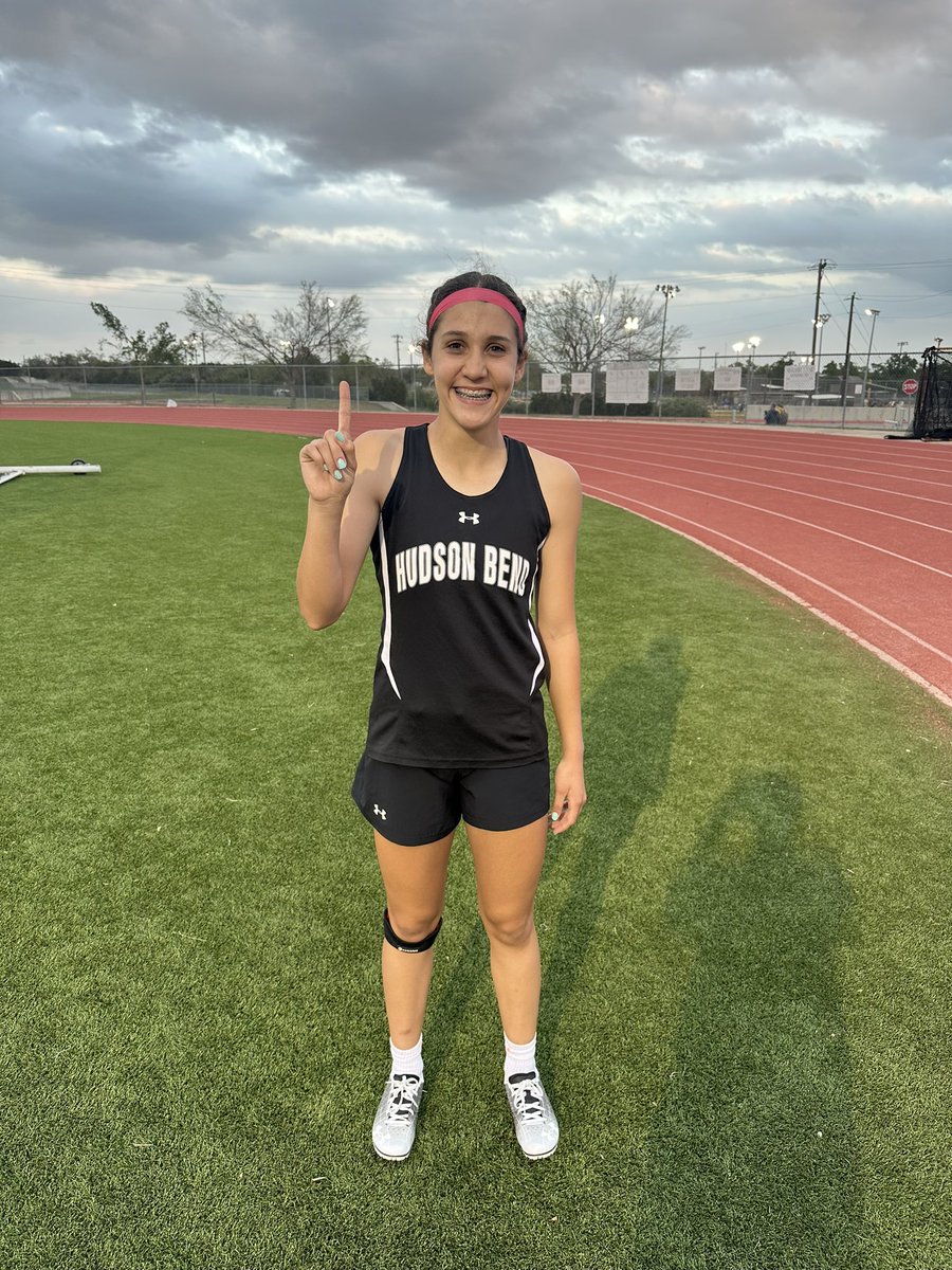 HBMSAthletics's tweet photo. 🚨NEW SCHOOL RECORD🚨
Evangeline S. breaking the 200 m record with 27.14 seconds!!! Way to go E!! 🏃🏻‍♀️ https://t.co/7LK6ZKGLob