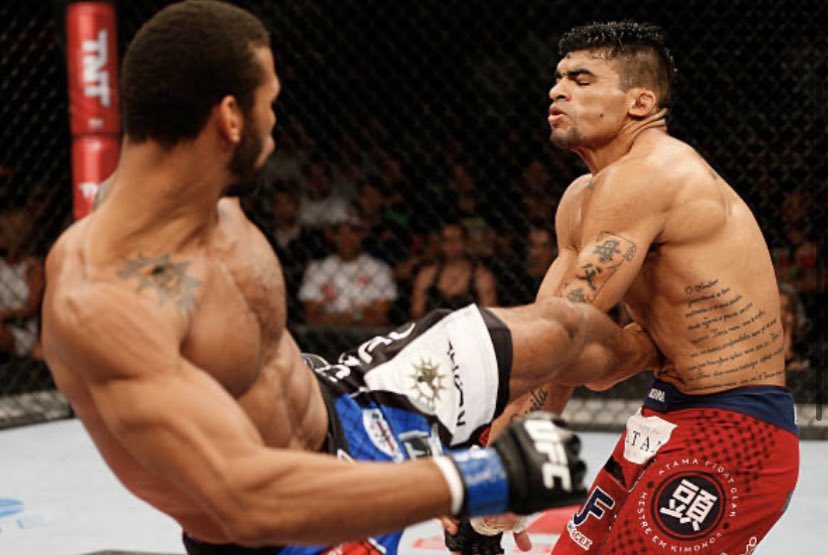 FordewinMMA's tweet photo. Otras peleas del evento:

@TMarretaMMA derrotó a Ronny Markes vía TKO.

@JussierFormiga derrotó a Scott Jorgensen vía Sumisión.

Godofredo Castro derrotó a Noad Lahat vía KO ganando el otro bono de actuación.

#MMATwitter #MMA #UFC #FordewinMMA https://t.co/XTiGgExmwA