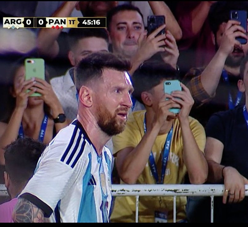 QuimeyHerrera01's tweet photo. tenés la suerte de conseguir una entrada para ver a la seleccion, pagas una fortuna para estar tan cerca, tenés a messi a metros, la tele te enfoca y podrías tener la foto de tu vida pero te la perdiste porque elegiste taparte la cara con el celular para filmarlo, mamita https://t.co/X05moZNEIO