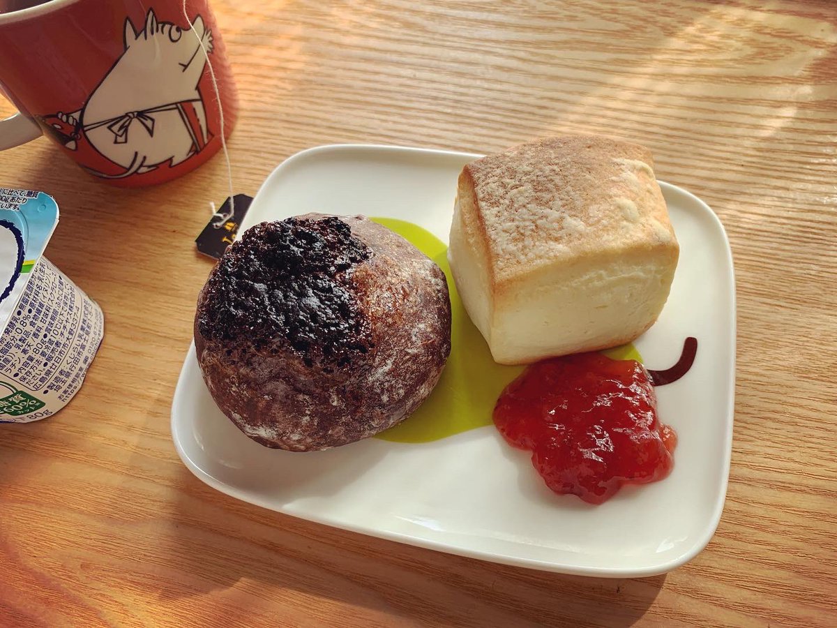 palkinoko's tweet photo. 今日の朝ごはん＊大好きなユヌクレさん(@uneclef )のプレーンスコーンとカンパーニュショコラ。カンパーニュショコラ、いつも噴火したチョコの山みたいだなと思う🌋ww幸せな朝になったよー😋今日も一日頑張る💪
#おうちごはん
#朝ごはん
#ユヌクレ
#uneclef https://t.co/RQzOSJ4RJE