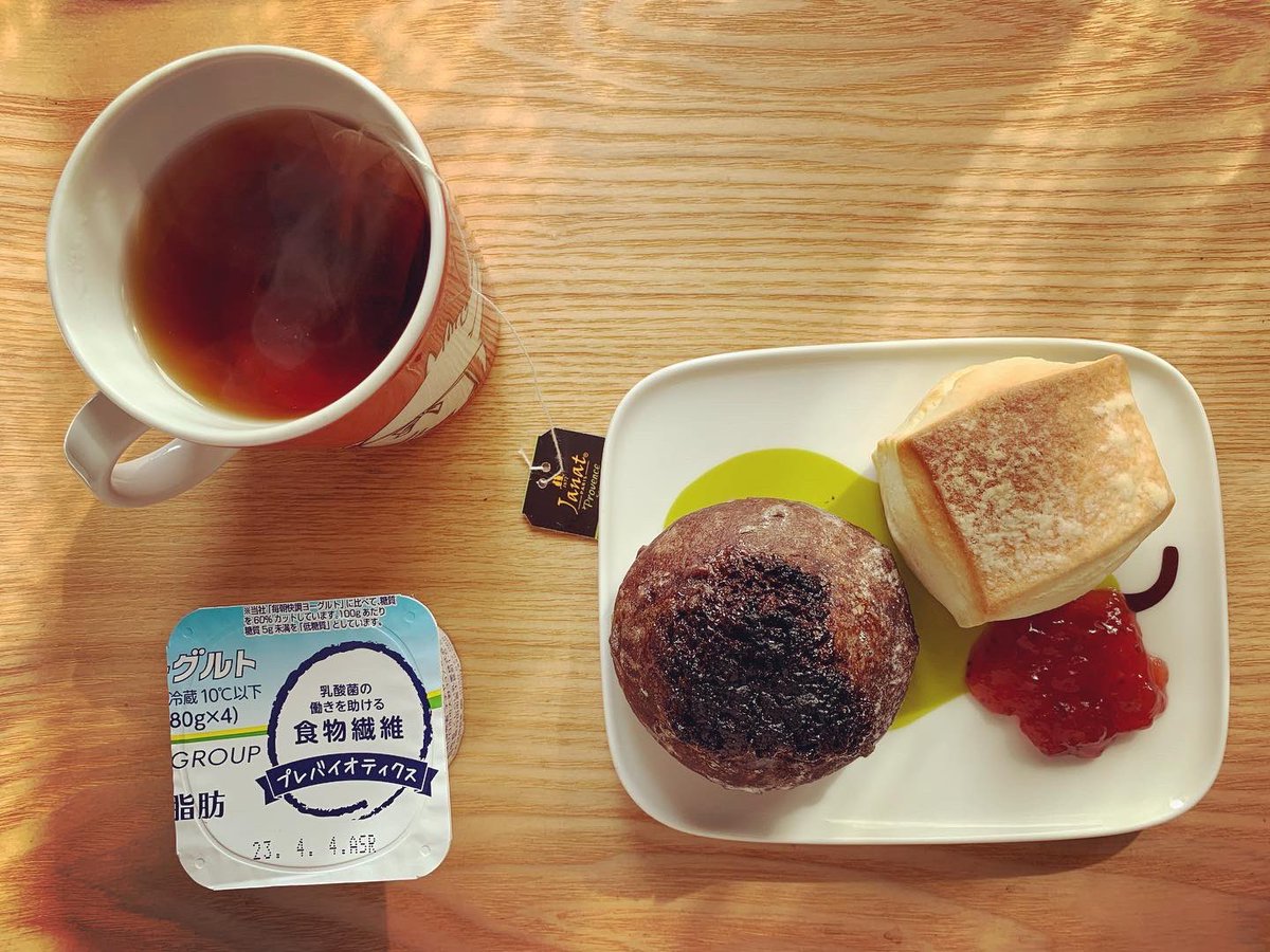 palkinoko's tweet photo. 今日の朝ごはん＊大好きなユヌクレさん(@uneclef )のプレーンスコーンとカンパーニュショコラ。カンパーニュショコラ、いつも噴火したチョコの山みたいだなと思う🌋ww幸せな朝になったよー😋今日も一日頑張る💪
#おうちごはん
#朝ごはん
#ユヌクレ
#uneclef https://t.co/RQzOSJ4RJE
