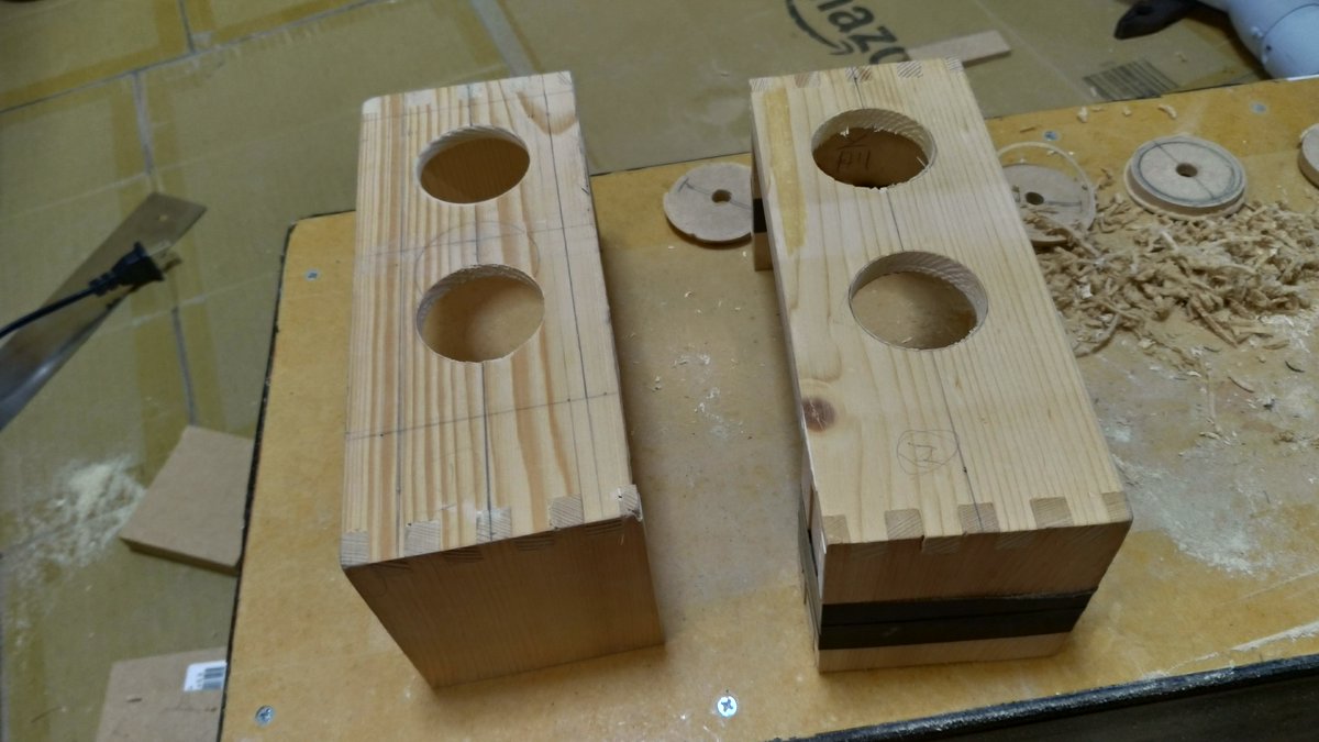 paru_ppga370's tweet image. 4cmフルレンジパッシブラジエーター
完成後初回のテストで過大入力によりコイル焼いて終了しました悲しい力抜けてしまった
低域の具合が知りたくて65HzからSine Tone順次再生していてボリューム上げ過ぎて54Hzでガガガッガリガリで終わりました😭
＃passiveradiator　＃fullrange　
＃homemadespeaker