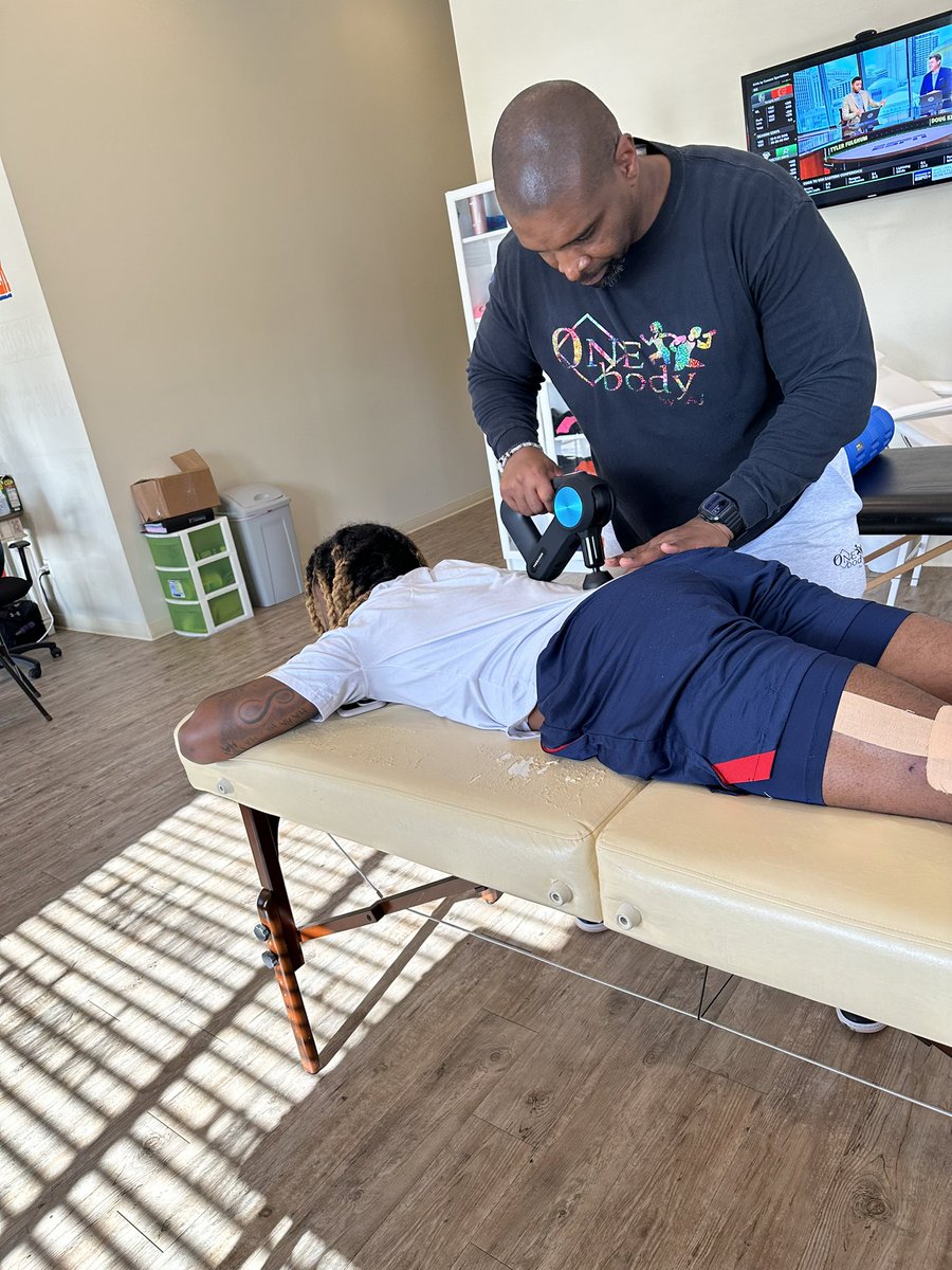 AJOneBody's tweet photo. Give it up for @ahmadyoungjr @OleMissTrack who came by One Body Recovery to recover the body💪🏾
@OleMiss @hydr_olemiss 

2686 West Oxford Loop STE 124

#onebodybyaj #oxfordms #onebodybyajrecoverycenter #health #theragun #recovery #cryotherapy #olemisstrack https://t.co/WURz0i4lPn
