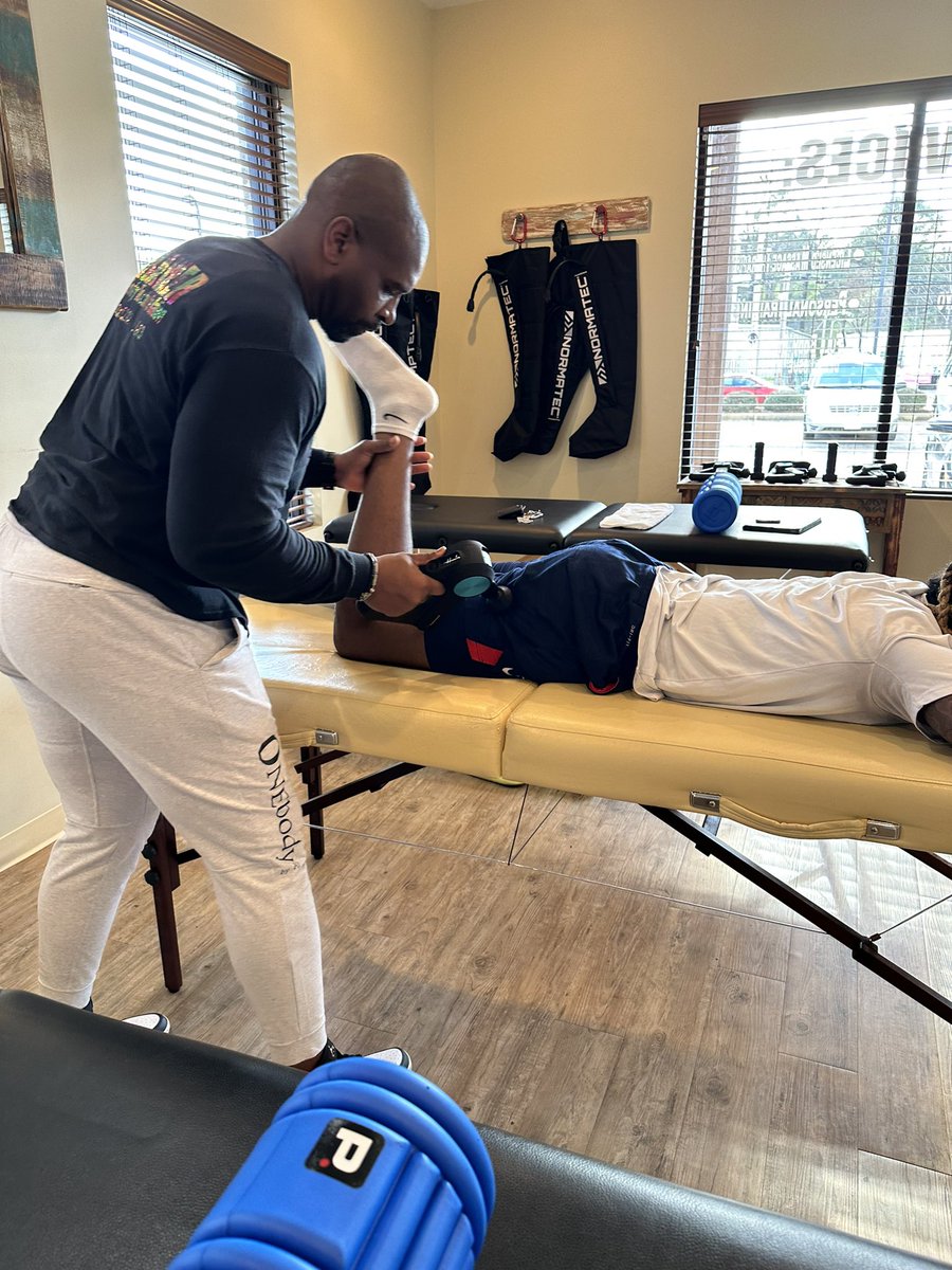 AJOneBody's tweet photo. Give it up for @ahmadyoungjr @OleMissTrack who came by One Body Recovery to recover the body💪🏾
@OleMiss @hydr_olemiss 

2686 West Oxford Loop STE 124

#onebodybyaj #oxfordms #onebodybyajrecoverycenter #health #theragun #recovery #cryotherapy #olemisstrack https://t.co/WURz0i4lPn