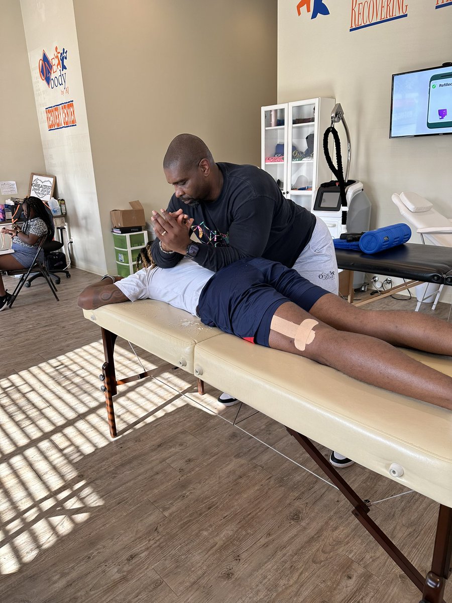 AJOneBody's tweet photo. Give it up for @ahmadyoungjr @OleMissTrack who came by One Body Recovery to recover the body💪🏾
@OleMiss @hydr_olemiss 

2686 West Oxford Loop STE 124

#onebodybyaj #oxfordms #onebodybyajrecoverycenter #health #theragun #recovery #cryotherapy #olemisstrack https://t.co/WURz0i4lPn