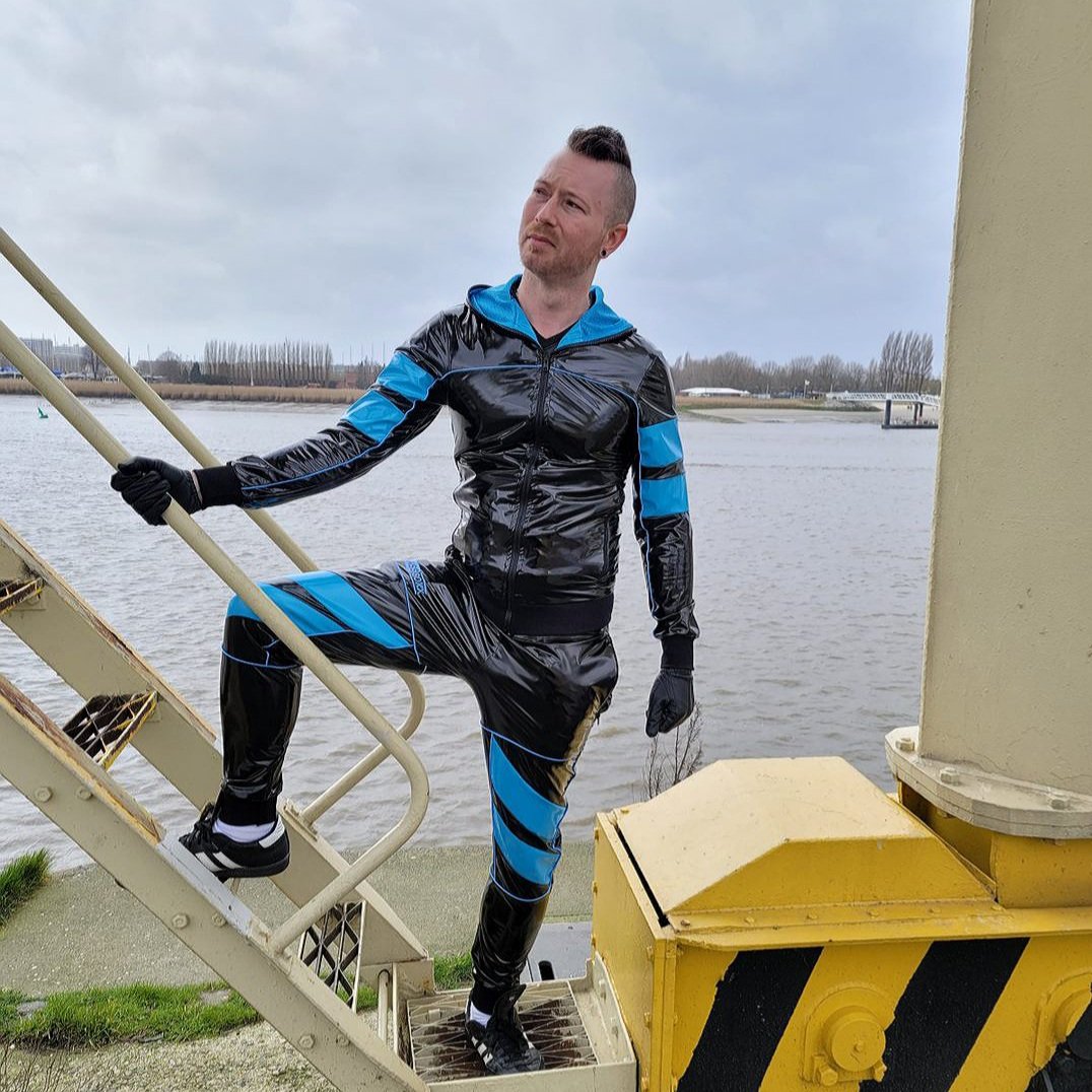 SomeGayGeek's tweet photo. Per official #Darklands mandate I am required to post at least one crane pic. Might as well take it in my shiniest #aasssoxx trackies. https://t.co/J9FzQf64xM