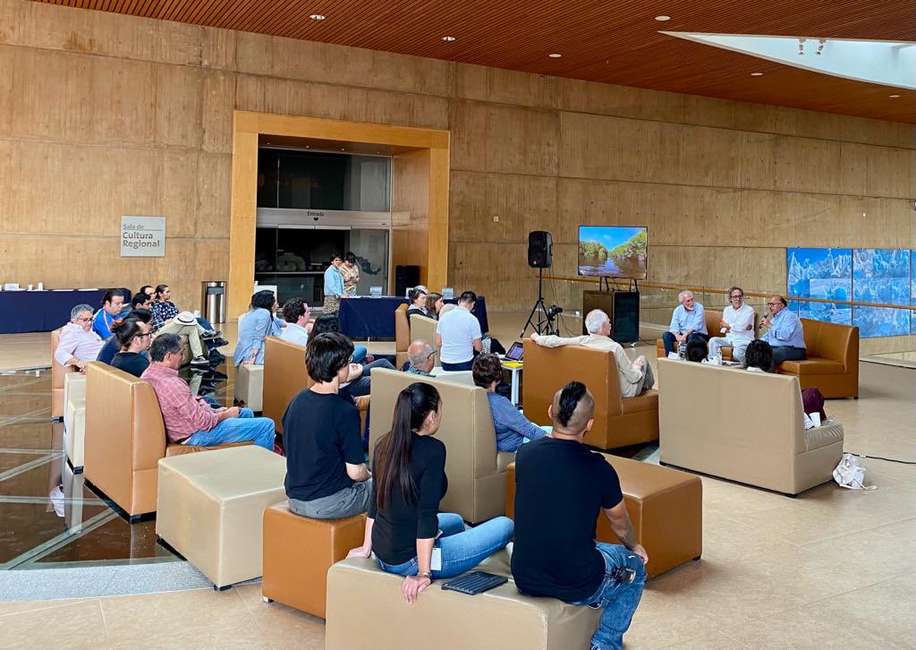 mahg_mx's tweet photo. 📣Estamos disfrutando del Conversatorio entre el fotógrafo #JavierHinojosa + #JoséWarman  director general de #ENDESU + #AlfonsoMorales investigador, escritor, editor y curador

📚Tenemos Folios de la expo El mundo maravilloso que casi fue. Javier Hinojosa a la venta https://t.co/Rn6i3nZJe8