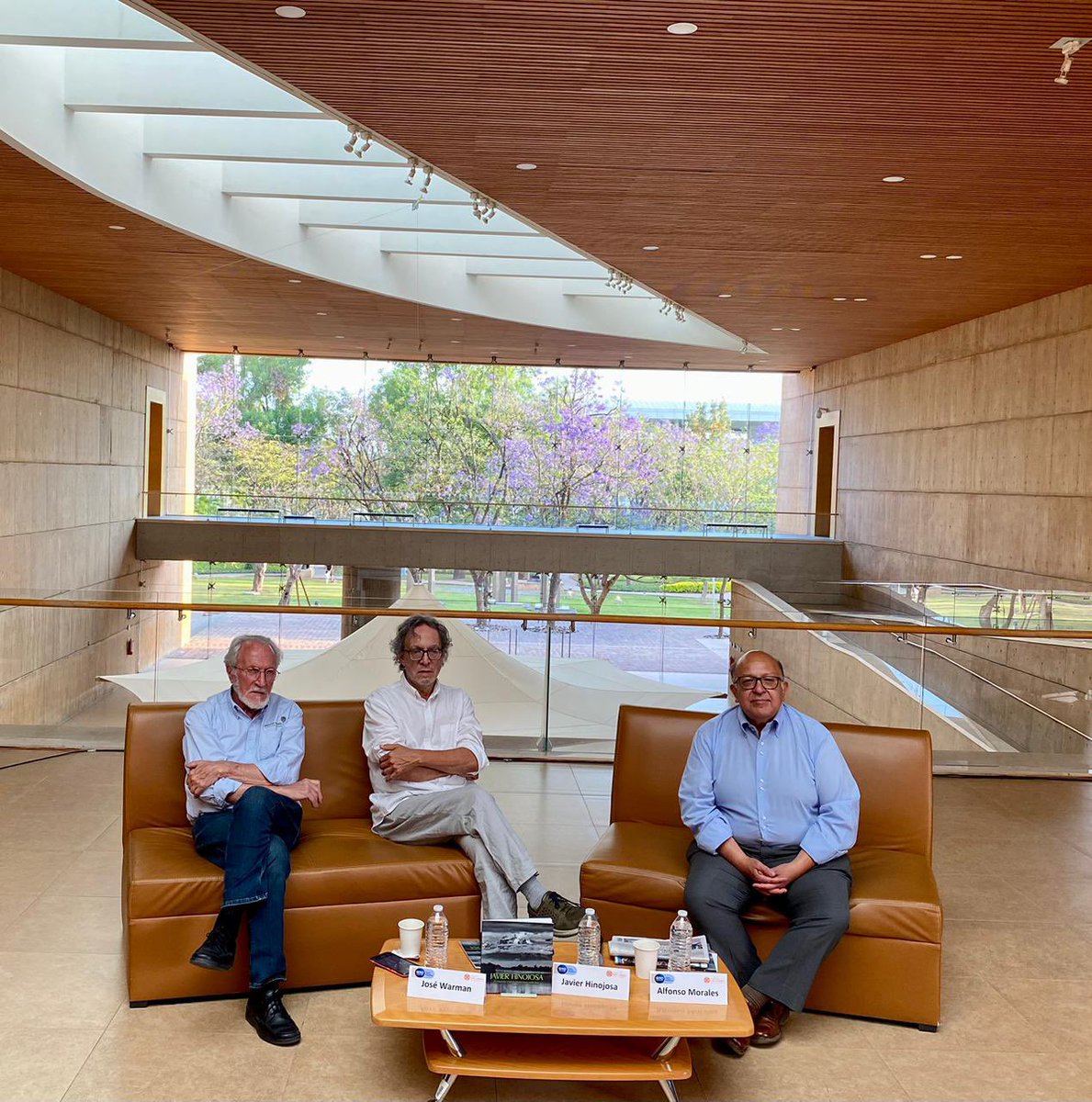 mahg_mx's tweet photo. 📣Estamos disfrutando del Conversatorio entre el fotógrafo #JavierHinojosa + #JoséWarman  director general de #ENDESU + #AlfonsoMorales investigador, escritor, editor y curador

📚Tenemos Folios de la expo El mundo maravilloso que casi fue. Javier Hinojosa a la venta https://t.co/Rn6i3nZJe8