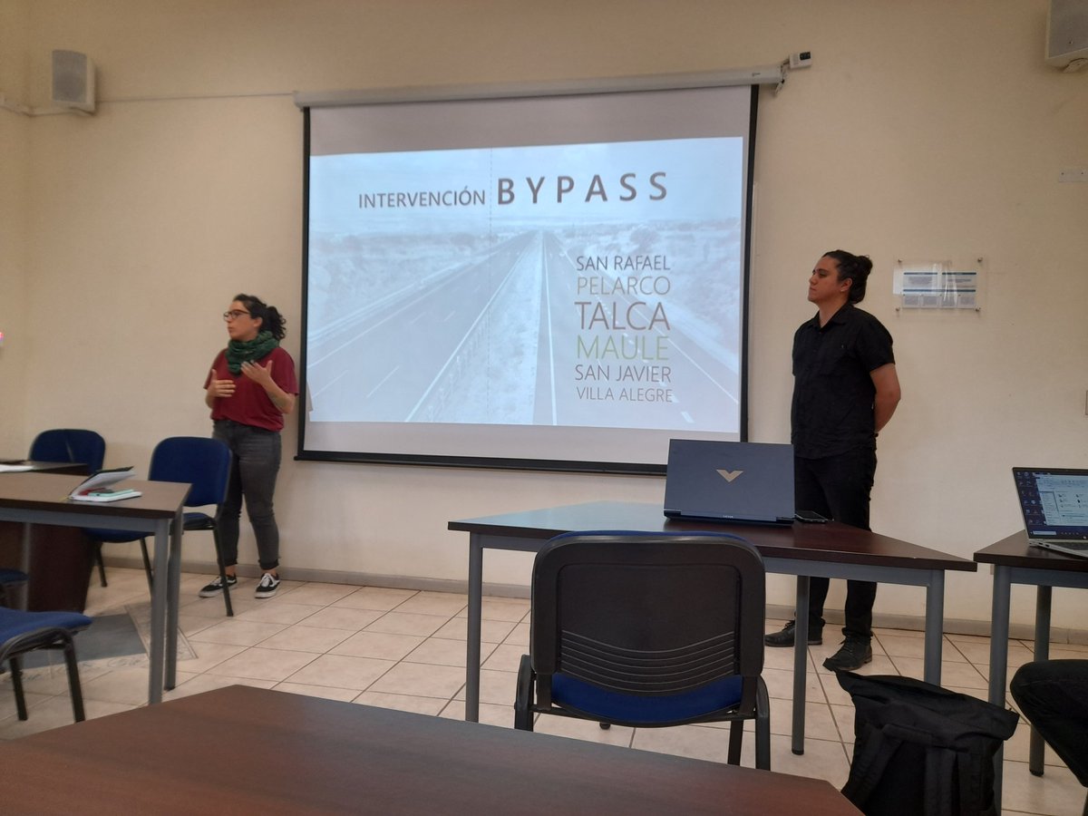 XimeNaCuadrA's tweet photo. Hoy en clase de articulación de Técnicas Cualitativas y Técnicas Cuantitativas de Investigación, de @sociologiaucm1, recibimos la visita de la Agrupación Maule sin Bypass. Objetivo: contextualizar el fenómeno social a investigar con actores sociales implicados. #colabor #vcm. https://t.co/gPrMymEbQF