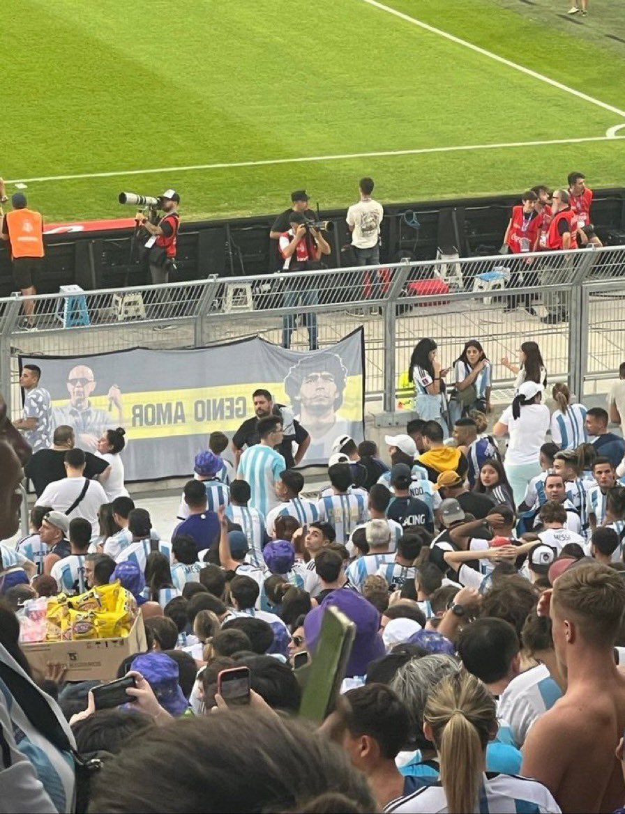 _JugadorNro12's tweet photo. El Bostero con menos huevos: *va y cuelga un trapo de Boca en el monumental*

Los borrachos del TikTok: *bailan* https://t.co/TKeYr7teSZ