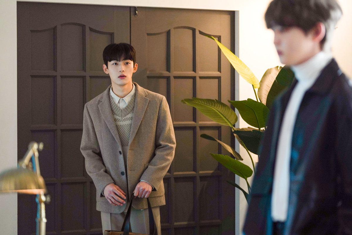 KENAZ_official's tweet photo. 섭섭하실까봐 가져온 데니스 단독컷!
근데 이제 옆에 쭈글 거리는 동백이🐥(파들)
✨#밥이사 시청은 헤븐리에서~✨
https://t.co/uv9Ttt25jF
#밥만잘사주는이상한이사님 #TheDirectorWhoBuysMeDinner #비하인드 #bl #bl드라마 #벨드 #blwebseries #webseries #heavenly #헤븐리 #KENAZ #케나즈 https://t.co/pZc5ED3BjG