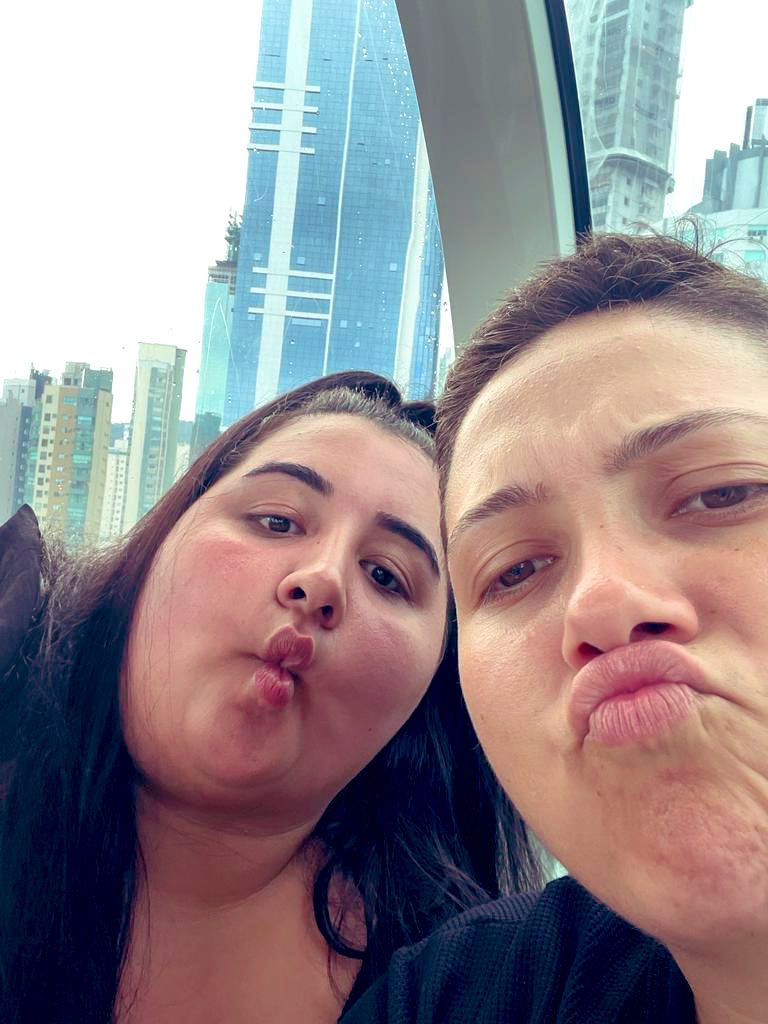 A história começa no dia em que eu estava voltando da academia no calor e parei em uma padaria no caminho de casa pra comprar água. Me apaixonei pela caixa. Hoje somos casadas há quase 5 anos. O destino dá um jeito de acertar a rua ♥️