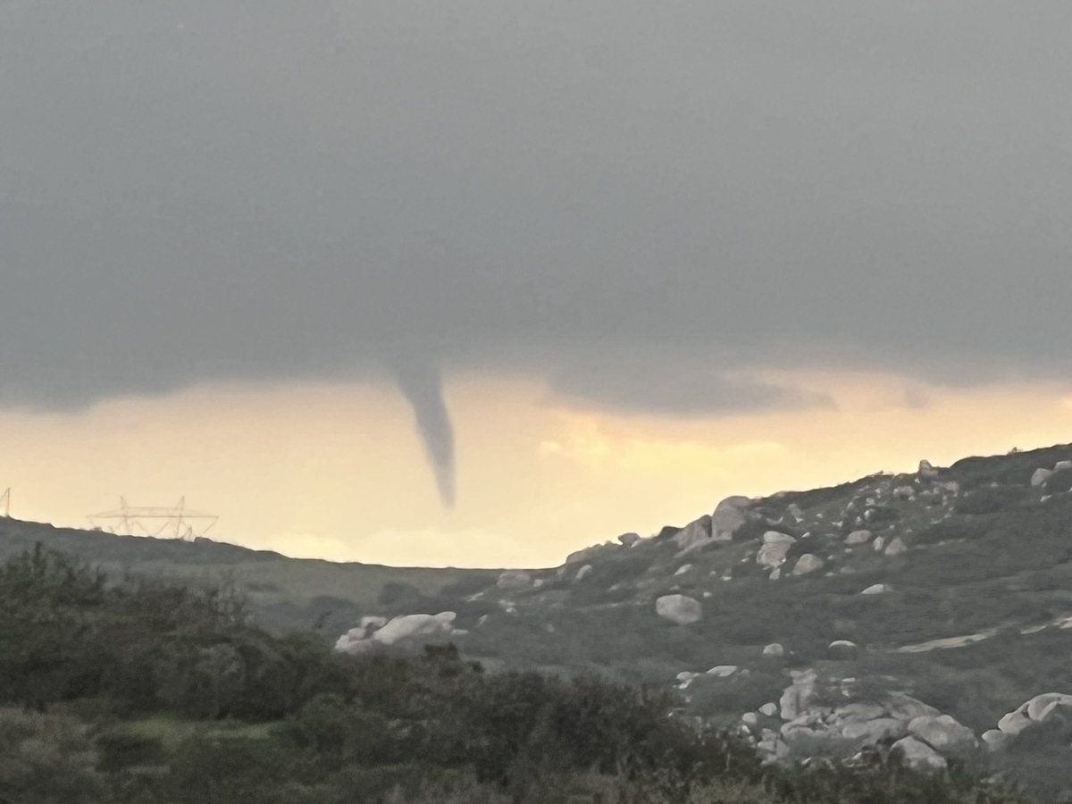 Funnel spotted looking south towards san Jacinto from Highway 79 in Beaumont. and I have video of it forming!!! How cool this was to happen while I was in the middle of filming. 

#BREAKING #cawx @NWSSanDiego @NWSLosAngeles 