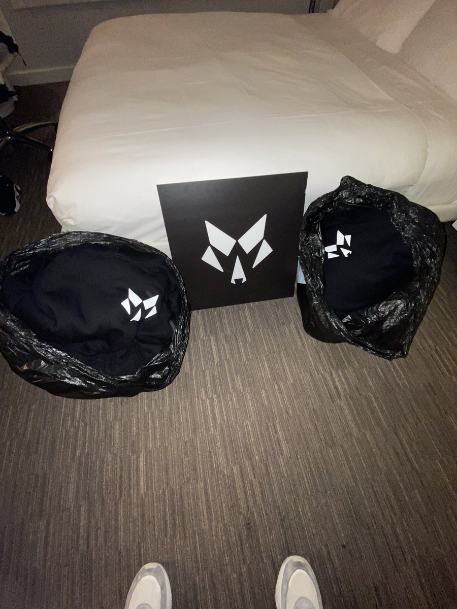 We heard you wanted <a href="/WolfCapital_/">Wolf Capital 🐺</a> merch 🐺

We will be giving away 2 hoodies and 2 shirts. Simply like, follow and retweet for a chance to win 

We will also be Giving away some merch and nfts tonight <a href="/y00tsathletics/">00Athletics</a> event in LA 🐺

P.S holders come find me 🤝🏻