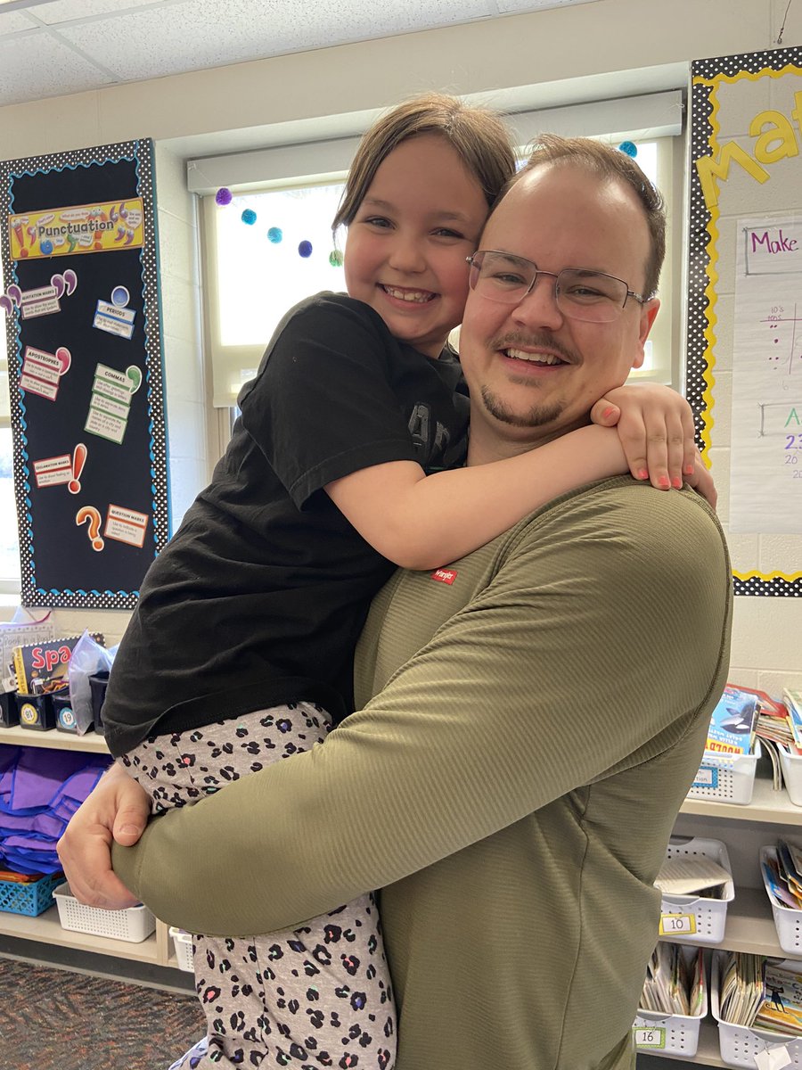 shaefferclass's tweet photo. We are so thankful for more Mystery Readers!! @SLCSBrummer https://t.co/xTGJEo2MZV