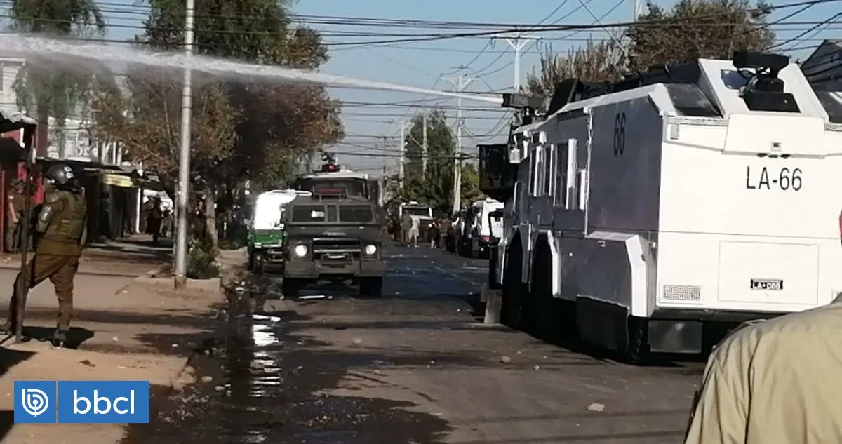 Atacan a Carabineros e increpan a alcalde Carter durante demolición de cuarta narco-casa en La Florida buff.ly/42zwZj4