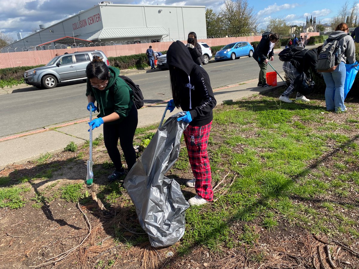CaltransHQ's tweet photo. @CAgovernor @GavinNewsom stopped by Luther Burbank High School today, praising students &amp; volunteers for supporting #CleanCA. More than a 100 people picked up litter &amp; debris around streets near the school as part of #CleanCaliforniaCommunityDays. For more https://t.co/DOfhTDkkI9 https://t.co/bPLcrOCsy2