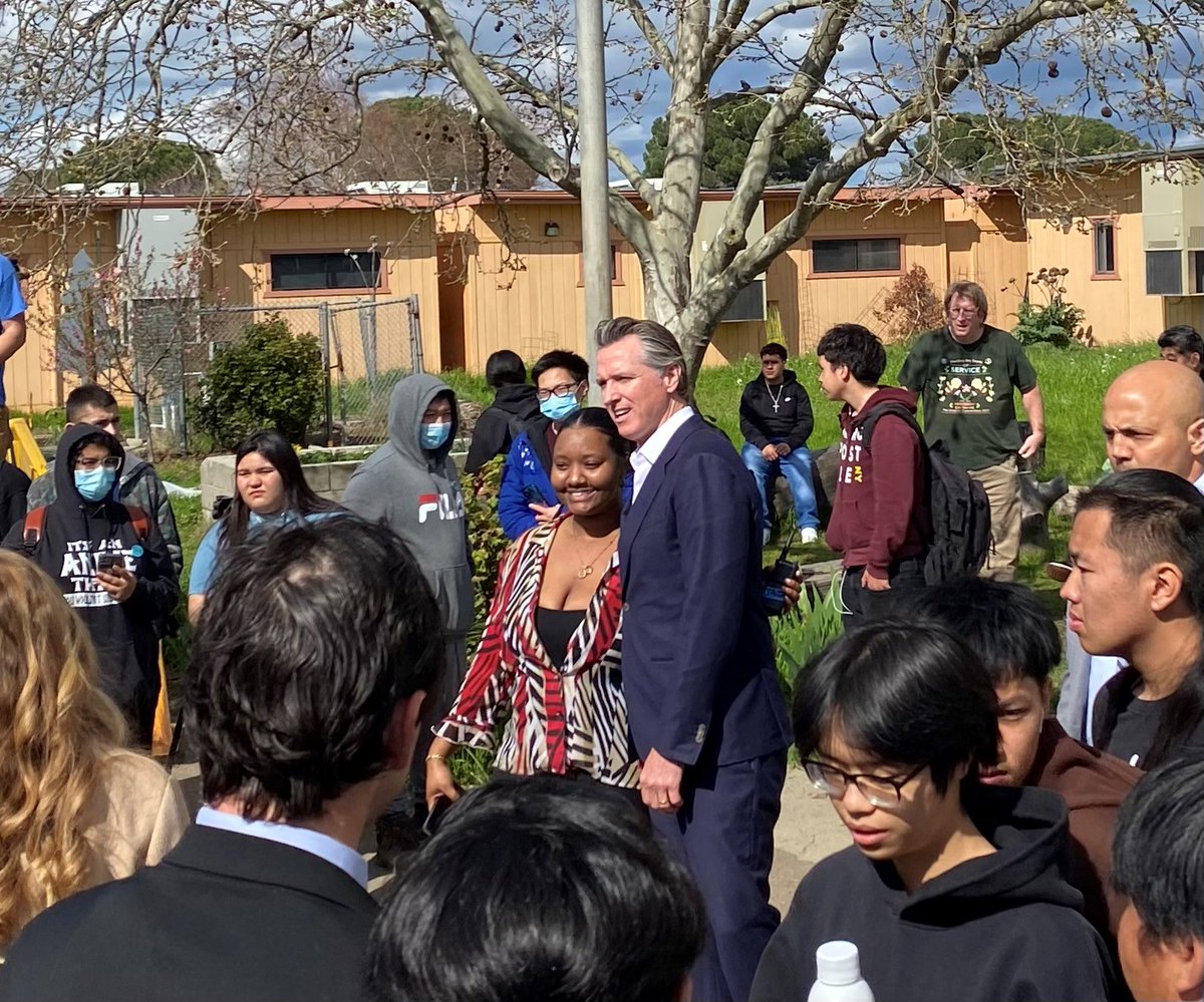 CaltransHQ's tweet photo. @CAgovernor @GavinNewsom stopped by Luther Burbank High School today, praising students &amp; volunteers for supporting #CleanCA. More than a 100 people picked up litter &amp; debris around streets near the school as part of #CleanCaliforniaCommunityDays. For more https://t.co/DOfhTDkkI9 https://t.co/bPLcrOCsy2