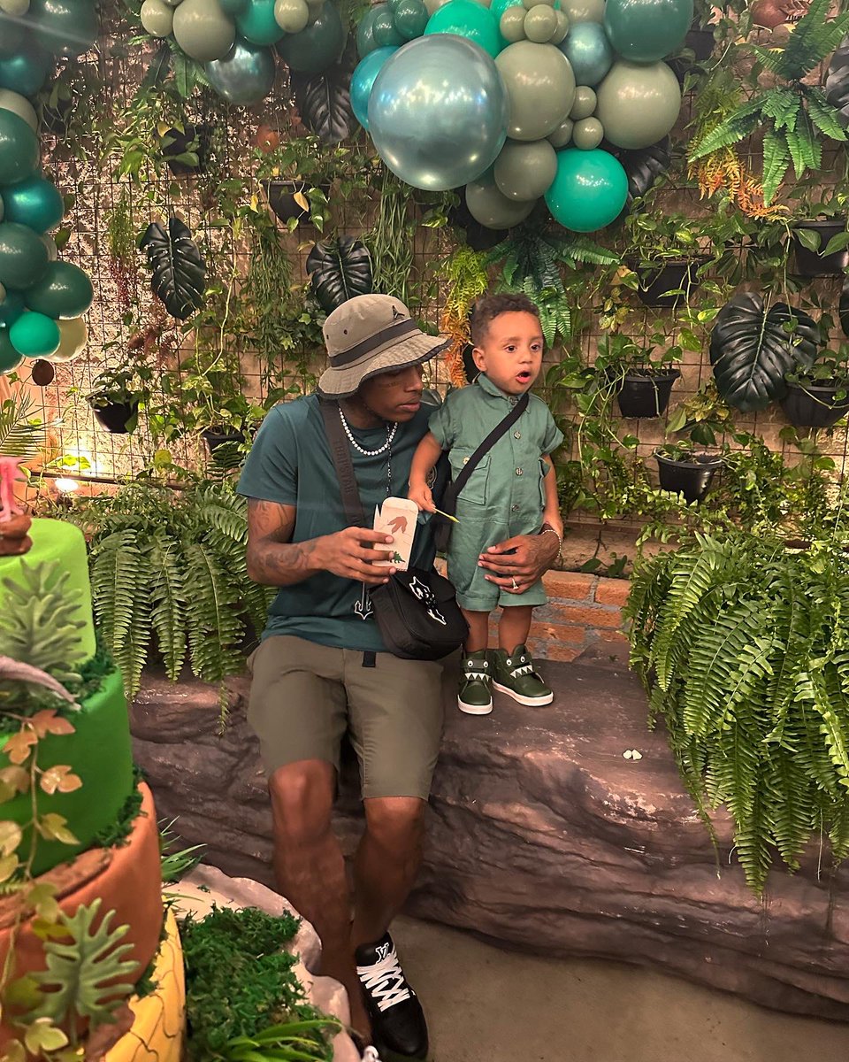 Realkayblack1's tweet photo. 2 aninhos do isaac dinossauro 🦖 https://t.co/safeV6Vwqb
