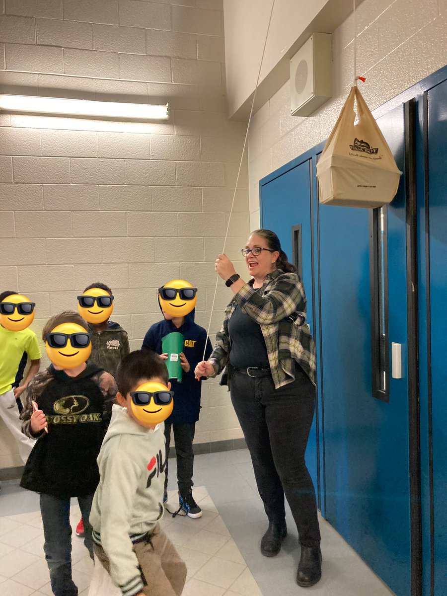 #handsonlearning in #mrsheidtsgrade4. Testing the 3 types of pulleys. <a href="/WilfridJuryPS/">Wilfrid Jury PS</a> <a href="/HollyMaass/">Holly Maass</a>