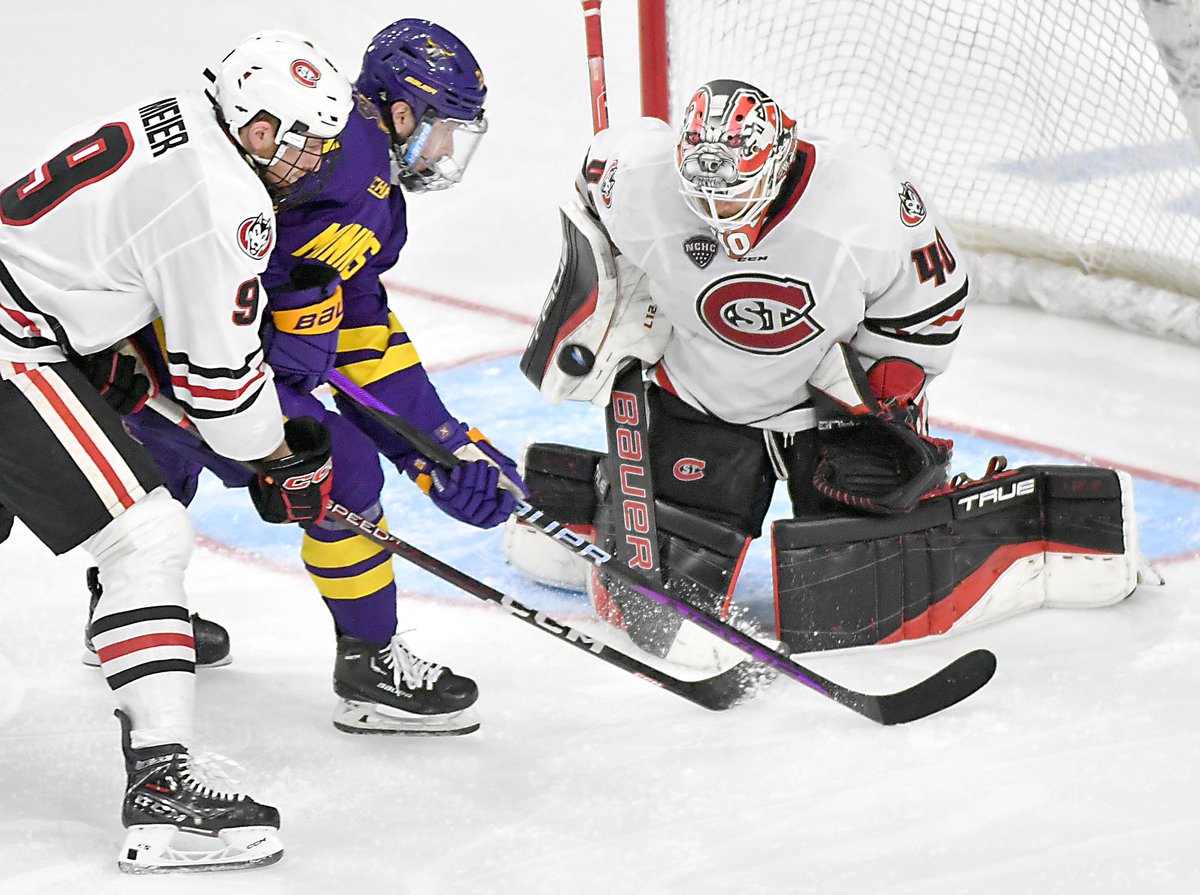 PCphoto's tweet photo. Tough way for @MinnStMHockey to end the season. Tip of the hat to my alma mater @SCSUHuskies_MH. PHOTOS: https://t.co/jFLs0DhewY https://t.co/KPqXPkHuxo